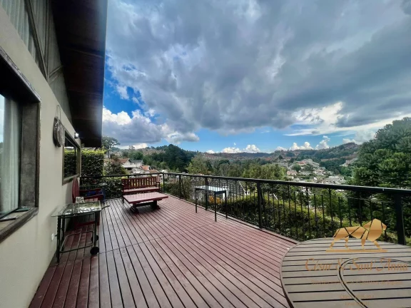 Imagem Linda casa a venda, com vista para centro de Campos do Jordão.