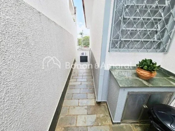Imagem Casa bem localizada, em avenida consolidada, rodeada por clínicas, comércio, escritórios e estaci...