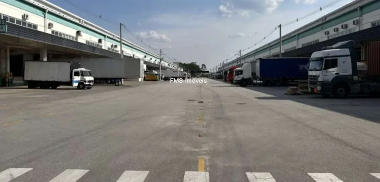 Imagem Galpão Industrial para Locação em Embu das Artes-SP: 2 Banheiros, 6 Vagas e 10.497,60m² de Área no Jardim Vista Alegre!