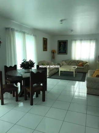 Imagem Casa mobiliada, decorada à venda com 06 suítes, piscina localizada na Quadra Mar na Praia do Estaleiro em Balneário Camboriú.