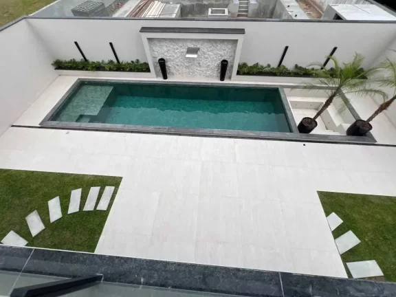 Imagem Casa nova no Condomínio Caledônia com 5 suítes e 4 vagas de garagem em Camboriú-SC