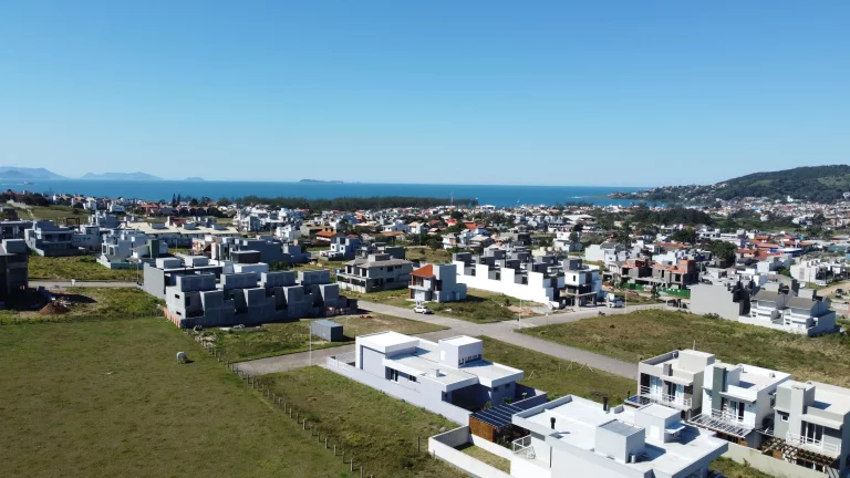Imagem Terreno plano de 354m² no centro de Garopaba, a 2km do mar. Próximo a comércios, supermercado, com viabilidade para 2 sobrados. Financiável!