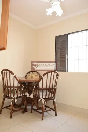 Imagem Sobrado no Jardim Umuarama com 4 quartos, sendo 2 suítes, sala de estar, lavabo, sala de jantar, cozinha e ampla copa. Piso em porcelanato, tanto no térreo como no andar superior. Armários nos quartos e cozinha. Home office/edícula completa, lavanderia, e