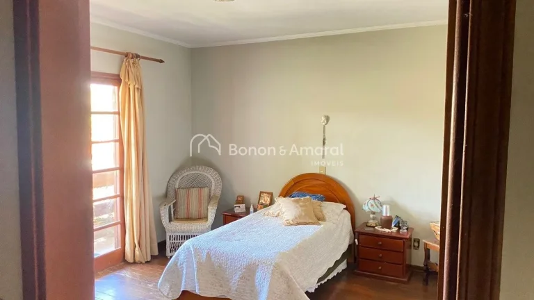 Imagem Esta encantadora residência oferece um espaço amplo e confortável, com quatro dormitórios, sendo...