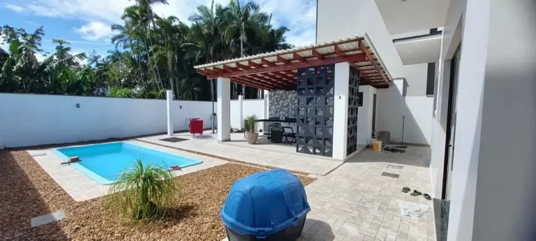 Imagem Casa Sobrado semimobiliada com 3 dormitórios sendo 1 suíte e 2 vagas, Pirabeiraba, Joinville/SC