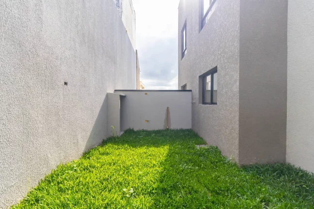 Imagem Sobrado 01 Novo no Xaxim de frente para Rua - R$634 MIL