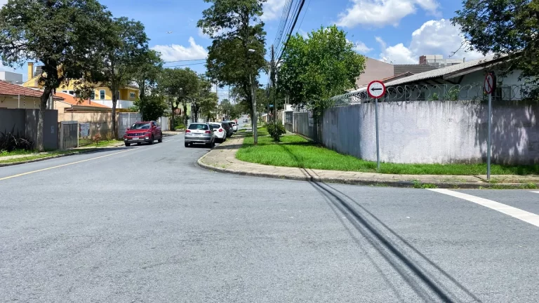 Imagem Terreno de esquina com 660 m² á venda por R$ 1.500.000 - Jardim das Américas - Curitiba/PR