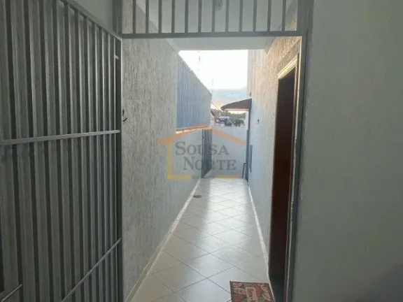 Imagem Sobrado com corredor lateral, 3 dormitÃ³rios, sendo 1 suÃ­te, pisos em madeira, sacada, rico em armÃ...