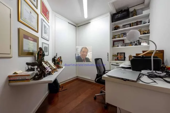 Imagem Vende-se Mansão no Pq Silvino Pereira. Mansão cinematográfica!