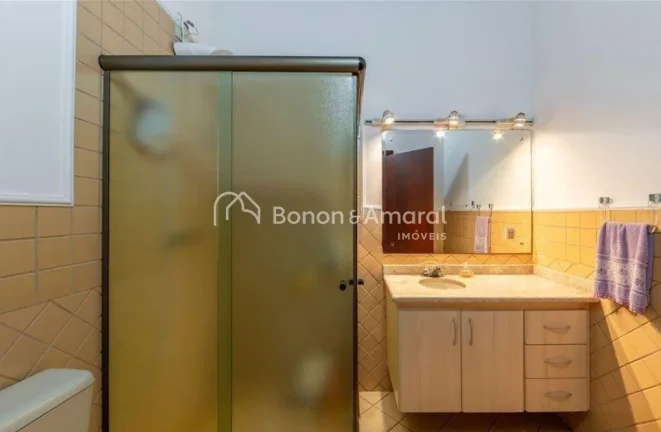 Imagem Esta charmosa residência, situada em um condomínio fechado em Valinhos/SP, oferece 1.000 m² de te...