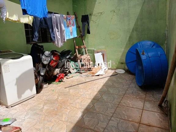 Imagem Ótima Casa na Zona Norte de Londrina: 4 Dormitórios, 2 Banheiros, 2 Vagas de Garagem e 250m² de Terreno. Conforto e Espaço para Sua Família, Agende Sua Visita!