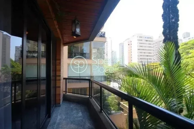 Oportunidade em Moema Pássaros, pertinho do parque e fora de rota. Excelente apartamento com 183m²...