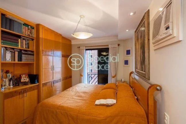 Imagem Cobertura duplex com lazer privativo, piso superior com ares de casa, possui um living amplo para tr...
