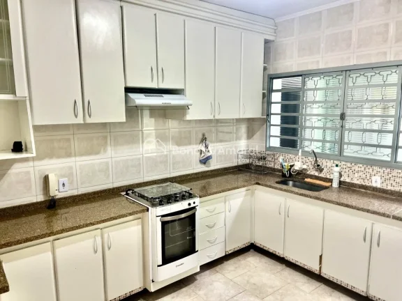 Imagem São 2 casas completas, uma térrea em cima e outra térrea, embaixo, com total privacidade
Tem uma ...