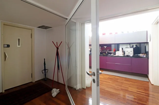 Imagem Apartamento 236 M², 1 por andar, hall fechado, 2Q, 2 Suítes, 3 banheiros, 2 vagas, ar split, lareira, próximo ao metrô, janela antirruído.