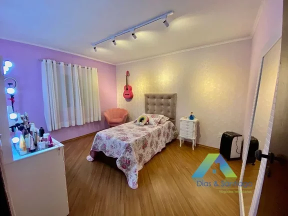 Imagem SANTO ANDRÉ Casa 200 metros, total de 5 dormitórios, Edícula, 2 vagas com excelente localização e valor !!!