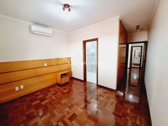 Imagem Charmosa e bem distribuída, esta casa de 182m² oferece conforto e praticidade em uma localização...