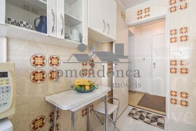 Imagem Ótimo apartamento no 2º andar, localizado na Rua Alves Guimarães, com 129m².
