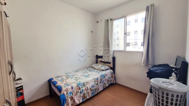 Imagem Apartamento de 2 quartos, 1 banheiro mais vaga de garagem, com transporte público e supermercados e...
