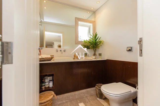 Imagem Casa alto padrão em condomínio fechado de 900m com 4 suítes (1 master), elevador, 6 vagas, piscina, churrasqueira, academia, cozinha gourmet