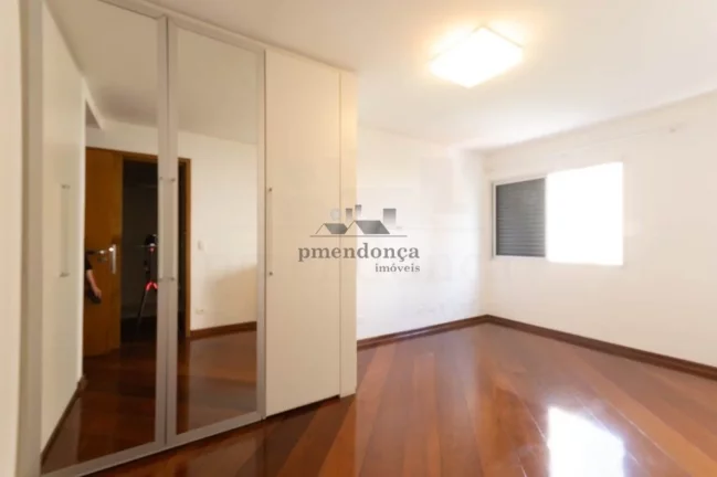 Imagem Belo apartamento com armários embutidos, arejado e iluminado. Amplo living para 02 ambientes, terra...