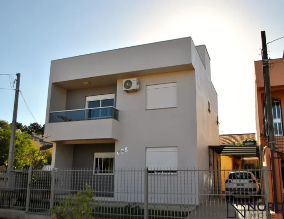 Imagem Casa de 3 Dormitórios sendo 2 Suítes, vaga para 2 carros com pátio.