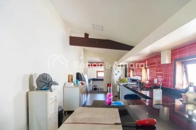 Imagem Linda e espaçosa casa com área construída de 600 m² em um terreno de 1.056 m². A residência, m...