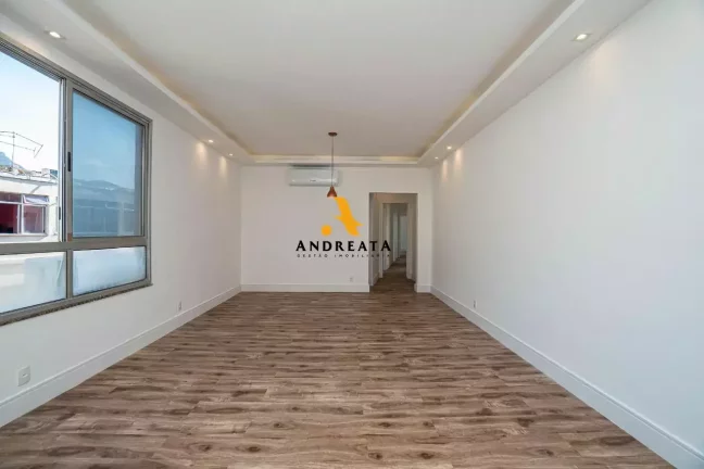Imagem Apartamento espaçoso com 130m²; 4 quartos, sendo 1 suíte; 2 banheiros, 1 lavabo e um banheiro de serviço.