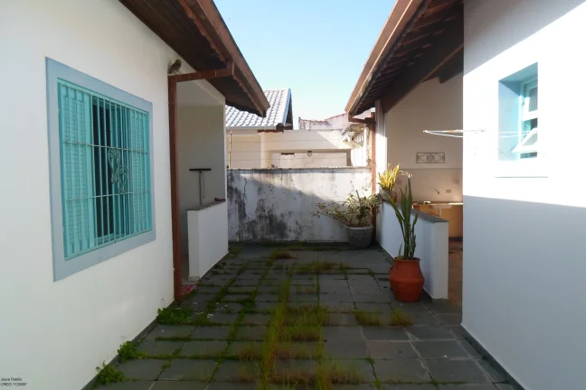Imagem Casa com edícula a 200m da praia à venda em Peruíbe.