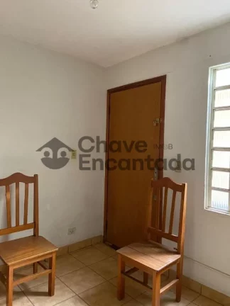 Imagem Casa grande com piscina e sustentabilidade.