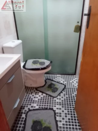 Imagem Casa à venda em Praia Grande-SP, bairro Maracanã: 2 quartos, 1 suíte, sala, 2 banheiros, 1 vaga e 75m² de área. Imperdível!