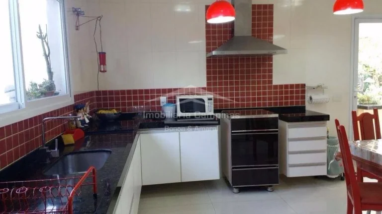 Imagem Casa espaçosa com 4 quartos, 1 suíte, 4 banheiros e diversas comodidades

Esta casa ampla oferece ...