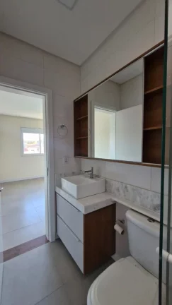 Imagem Apartamento com 2 dormitórios em Garopaba, 1 suíte, semi mobiliado, condomínio com salão de festas. Segurança, pets permitidos e ótima localização.