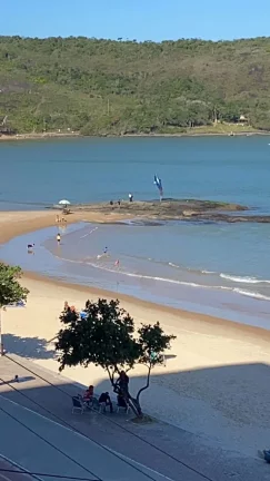 Imagem Em localização privilegiada da Praia do Morro de frente para o mar 3 quartos sendo duas suítes duas vagas de garagem