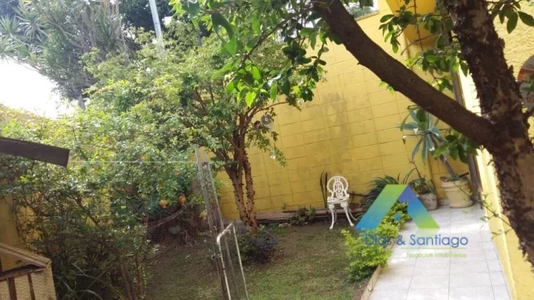 Imagem Lindo sobrado com 3 dormitórios, 4 vagas de garagem em bairro calmo e com amplo comercio nas proximidades, fácil acesso a principais avenidas.