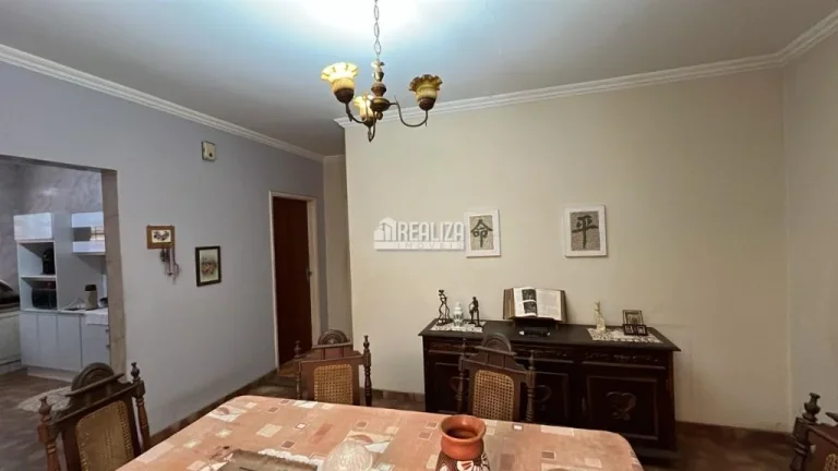 Imagem Casa ampla de 2 andares, próxima à Avenida Guilherme Ferreira, com 3 quartos incluindo 1 suíte