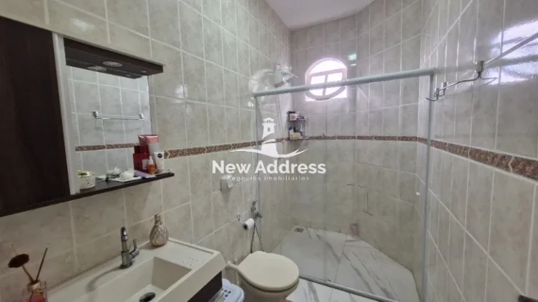 Imagem Duas casas com ponto comercial em terreno de 335m² em Rosa da Penha. Amplas, bem cuidadas e com estrutura para kitnets. Ideal para morar ou investir.