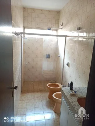 Imagem Casa com 3 dormitórios para alugar, 130 m² por R$ 2.500,00/mês - Setor Central - Itumbiara/GO
