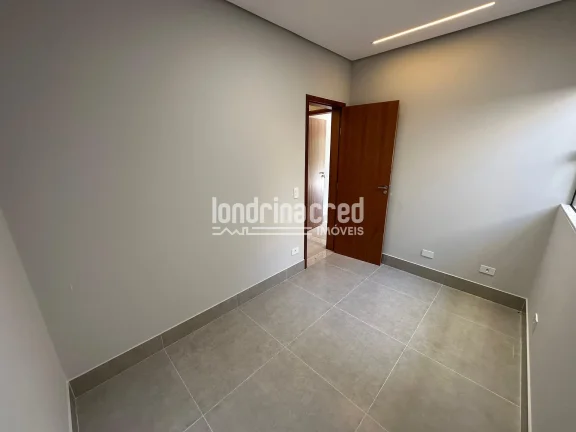 Imagem Casa assobradada à venda com 106m² de área construída, 2 dormitórios (1 suíte), 3 banheiros e 2 vagas de garagem em terreno de 125m².
