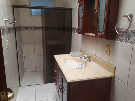 Imagem Casa com 3 dormitórios (1 suite), sala, banheiro social com box blindex e armários, cozinha com AE...