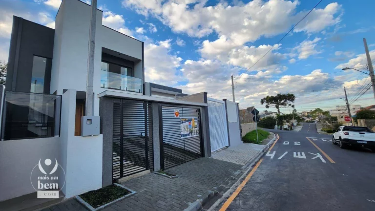 Imagem Maravilhoso sobrado com 3 quartos sendo 1 suíte com sacada, 2 vagas de garagem à venda - Tingui - Curitiba/PR
