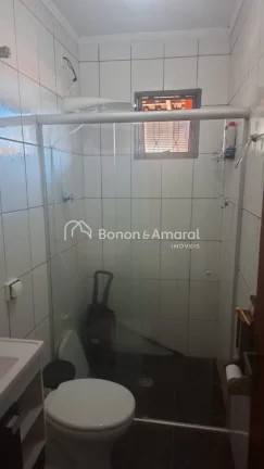 Imagem Com 266m² de área construída, este imóvel conta com uma série de características que vão te e...