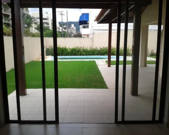 Imagem Casa tipo sobrado de 3 quartos na Enseada ao lado da praça da Brunella, Guarujá-SP: 350m², 2 salas, 2 vagas. Venda ou locação!