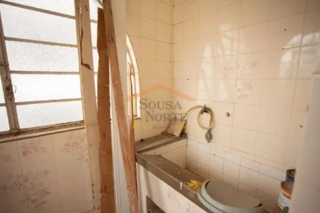 Imagem Casa localizada no bairro de Santana, com 387m² de terreno e 350m² de área construída. O imóvel...