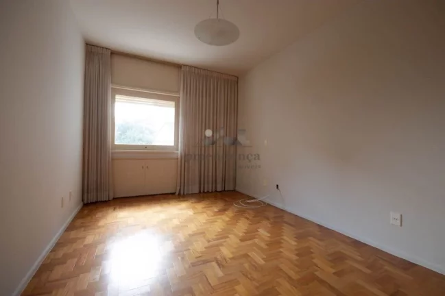 Imagem Apartamento com amplo living, 3 dormitorios sendo uma suite, apartamento com piso em tacos nos dormi...