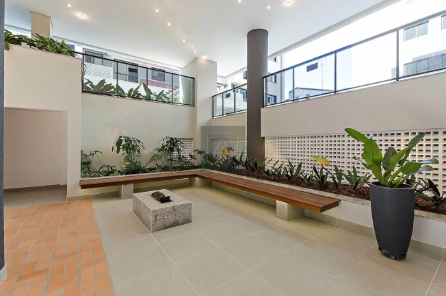 Imagem Condomínio Clube próximo ao Parque Barigui - 3 quartos. 1 suíte. Vaga dupla. 71,32 m² privativos. Face Oeste.
