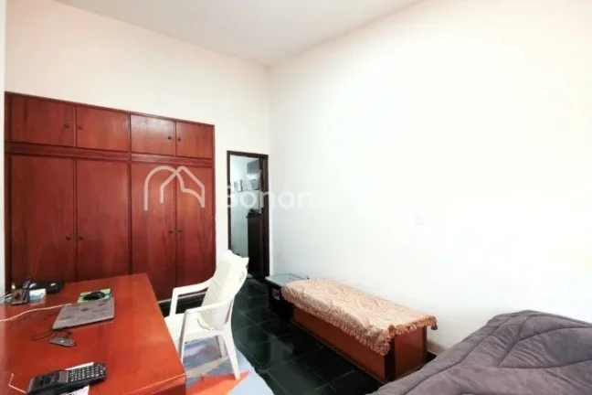 Imagem Imóvel amplo à venda com 4 quartos, sendo 3 suítes, e 5 banheiros no total. Este imóvel está be...