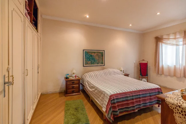 Imagem CASA TÉRREA JD SAÚDE 209,00 M 3 DORMITÓRIOS SENDO 2 SUÍTES SALA 3 AMBIENTES AMPLOS LAREIRA COZINHA ÁREA SERVIÇO CHURRASQUEIRA SALÃO FESTAS 4 VAGAS