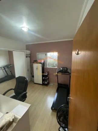 Imagem Sobrado com corredor lateral, 3 dormitÃ³rios, sendo 1 suÃ­te, pisos em madeira, sacada, rico em armÃ...