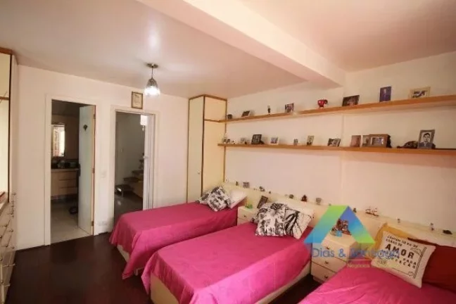 Imagem SOBRADO EM CONDOMINIO COM PORTEIRA FECHEDA !!!